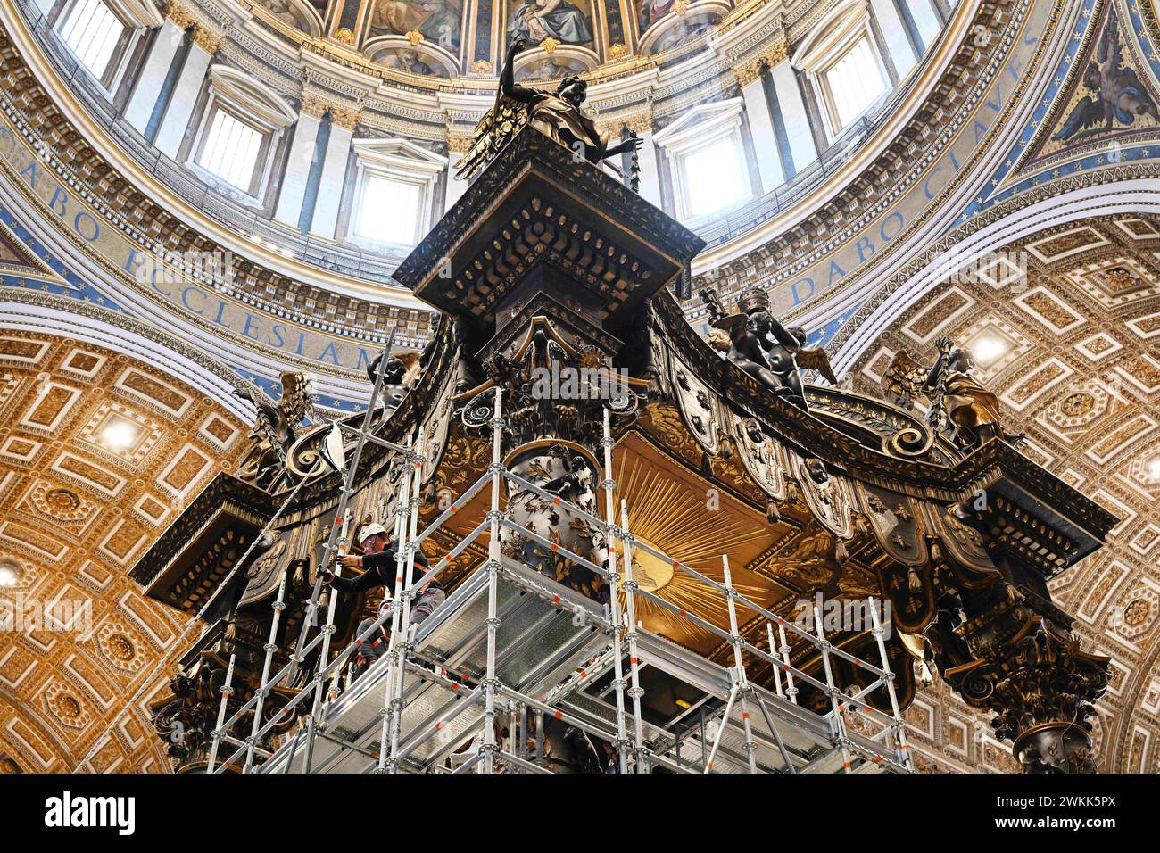 Restauro del Baldacchino (baldacchino) sull'altare maggiore nella Basilica di San Pietro, Vaticano, il 21 febbraio 2024. Si tratta del primo restauro sistematico e completo del Baldacchino della basilica di San Pietro, quasi 400 anni dopo l'inizio dei lavori sul capolavoro barocco di Gian Lorenzo Bernini. Il Baldacchino risale agli anni '1620-'1630 e segna con la sua magnificenza il luogo della Tomba dell'Apostolo Pietro sotto l'altare alto. Il restauro del Baldacchino (circa 700.000 euro) è sostenuto dai Cavalieri di Colombo, un ordine fraterno cattolico globale fondato nel 1882. Il resto Foto Stock