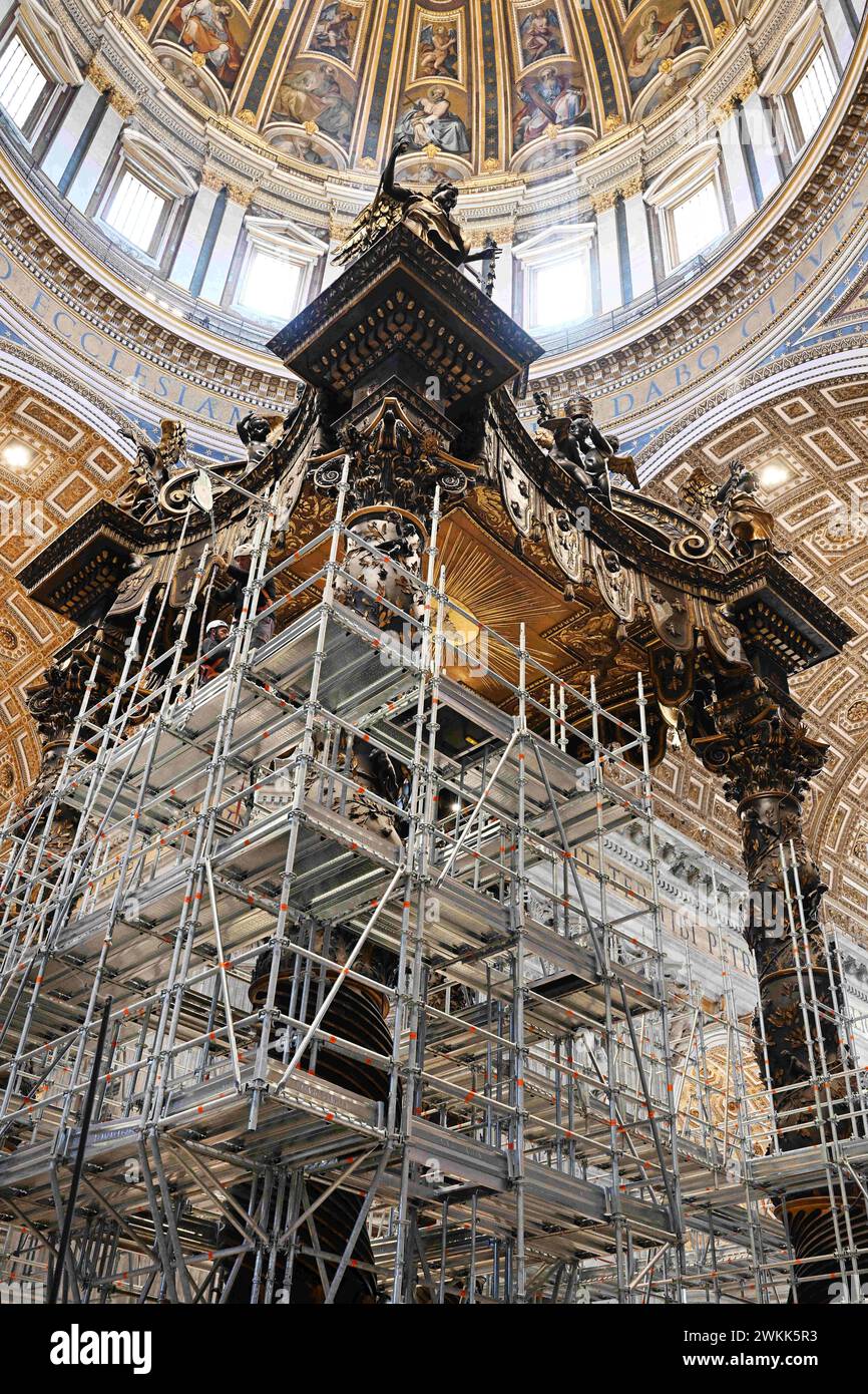 Restauro del Baldacchino (baldacchino) sull'altare maggiore nella Basilica di San Pietro, Vaticano, il 21 febbraio 2024. Si tratta del primo restauro sistematico e completo del Baldacchino della basilica di San Pietro, quasi 400 anni dopo l'inizio dei lavori sul capolavoro barocco di Gian Lorenzo Bernini. Il Baldacchino risale agli anni '1620-'1630 e segna con la sua magnificenza il luogo della Tomba dell'Apostolo Pietro sotto l'altare alto. Il restauro del Baldacchino (circa 700.000 euro) è sostenuto dai Cavalieri di Colombo, un ordine fraterno cattolico globale fondato nel 1882. Il resto Foto Stock