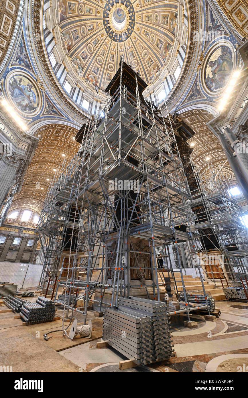 Restauro del Baldacchino (baldacchino) sull'altare maggiore nella Basilica di San Pietro, Vaticano, il 21 febbraio 2024. Si tratta del primo restauro sistematico e completo del Baldacchino della basilica di San Pietro, quasi 400 anni dopo l'inizio dei lavori sul capolavoro barocco di Gian Lorenzo Bernini. Il Baldacchino risale agli anni '1620-'1630 e segna con la sua magnificenza il luogo della Tomba dell'Apostolo Pietro sotto l'altare alto. Il restauro del Baldacchino (circa 700.000 euro) è sostenuto dai Cavalieri di Colombo, un ordine fraterno cattolico globale fondato nel 1882. Il resto Foto Stock