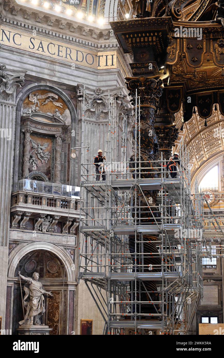 Restauro del Baldacchino (baldacchino) sull'altare maggiore nella Basilica di San Pietro, Vaticano, il 21 febbraio 2024. Si tratta del primo restauro sistematico e completo del Baldacchino della basilica di San Pietro, quasi 400 anni dopo l'inizio dei lavori sul capolavoro barocco di Gian Lorenzo Bernini. Il Baldacchino risale agli anni '1620-'1630 e segna con la sua magnificenza il luogo della Tomba dell'Apostolo Pietro sotto l'altare alto. Il restauro del Baldacchino (circa 700.000 euro) è sostenuto dai Cavalieri di Colombo, un ordine fraterno cattolico globale fondato nel 1882. Il resto Foto Stock