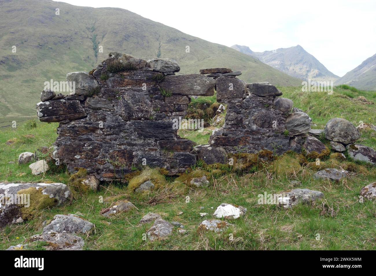 The Stone Remains of the Old Redcoats Barracks in Remote Glen Dessarry Scottish Highlands, Scozia, Regno Unito. Foto Stock