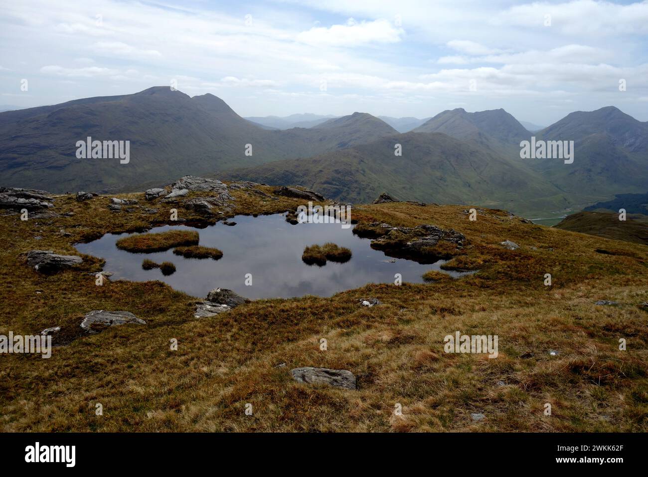 Il Corbett 'Streap' e il Munro 'Sgurr Thuilm' da un piccolo Lochan sul Corbett 'Sgurr Mhurlagain' Glen Dessarry, Highlands scozzesi, Regno Unito Foto Stock