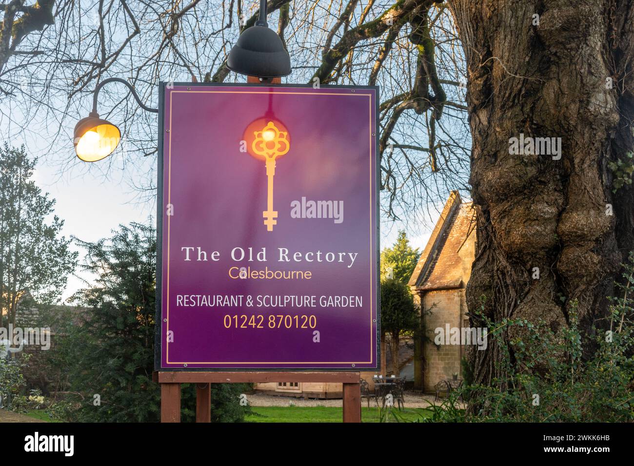 The Old Rectory Colesbourne cartello, ristorante e giardino di sculture nel villaggio di Colesbourne, Gloucestershire, Inghilterra, Regno Unito Foto Stock