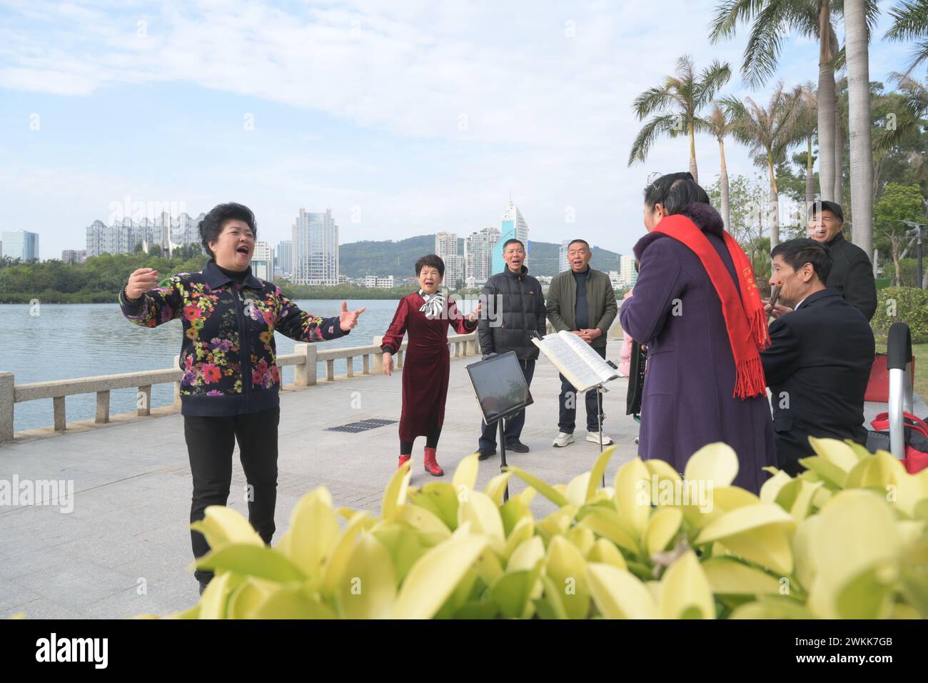 (240221) -- XIAMEN, 21 febbraio 2024 (Xinhua) -- le persone si divertono in un parco accanto al lago Yundang a Xiamen, nella provincia del Fujian, nel sud-est della Cina, 24 gennaio 2024. Il bacino del lago Yundang copre un'area di 37 km quadrati Un tempo porto collegato al mare, era ben noto per la sua cultura della pesca. Negli anni '1970, la gente recuperò la terra dal mare per aumentare la produzione di grano, e Yundang divenne un lago interno. Con l'aumento della popolazione e delle fabbriche, l'inquinamento idrico crebbe costantemente. Le acque reflue industriali provenienti da oltre 100 stabilimenti sono state scaricate direttamente nel lago, insieme a quelle non trattate Foto Stock