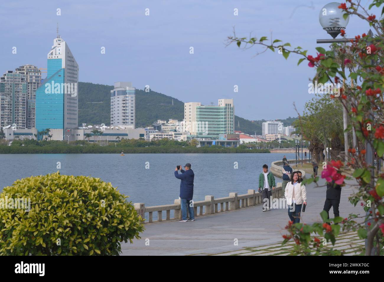 (240221) -- XIAMEN, 21 febbraio 2024 (Xinhua) -- le persone camminano lungo il lago Yundang a Xiamen, nella provincia del Fujian della Cina sud-orientale, 24 gennaio 2024. Il bacino del lago Yundang copre un'area di 37 km quadrati Un tempo porto collegato al mare, era ben noto per la sua cultura della pesca. Negli anni '1970, la gente recuperò la terra dal mare per aumentare la produzione di grano, e Yundang divenne un lago interno. Con l'aumento della popolazione e delle fabbriche, l'inquinamento idrico crebbe costantemente. Le acque reflue industriali provenienti da oltre 100 stabilimenti sono state scaricate direttamente nel lago, insieme alle acque reflue non trattate provenienti da h Foto Stock
