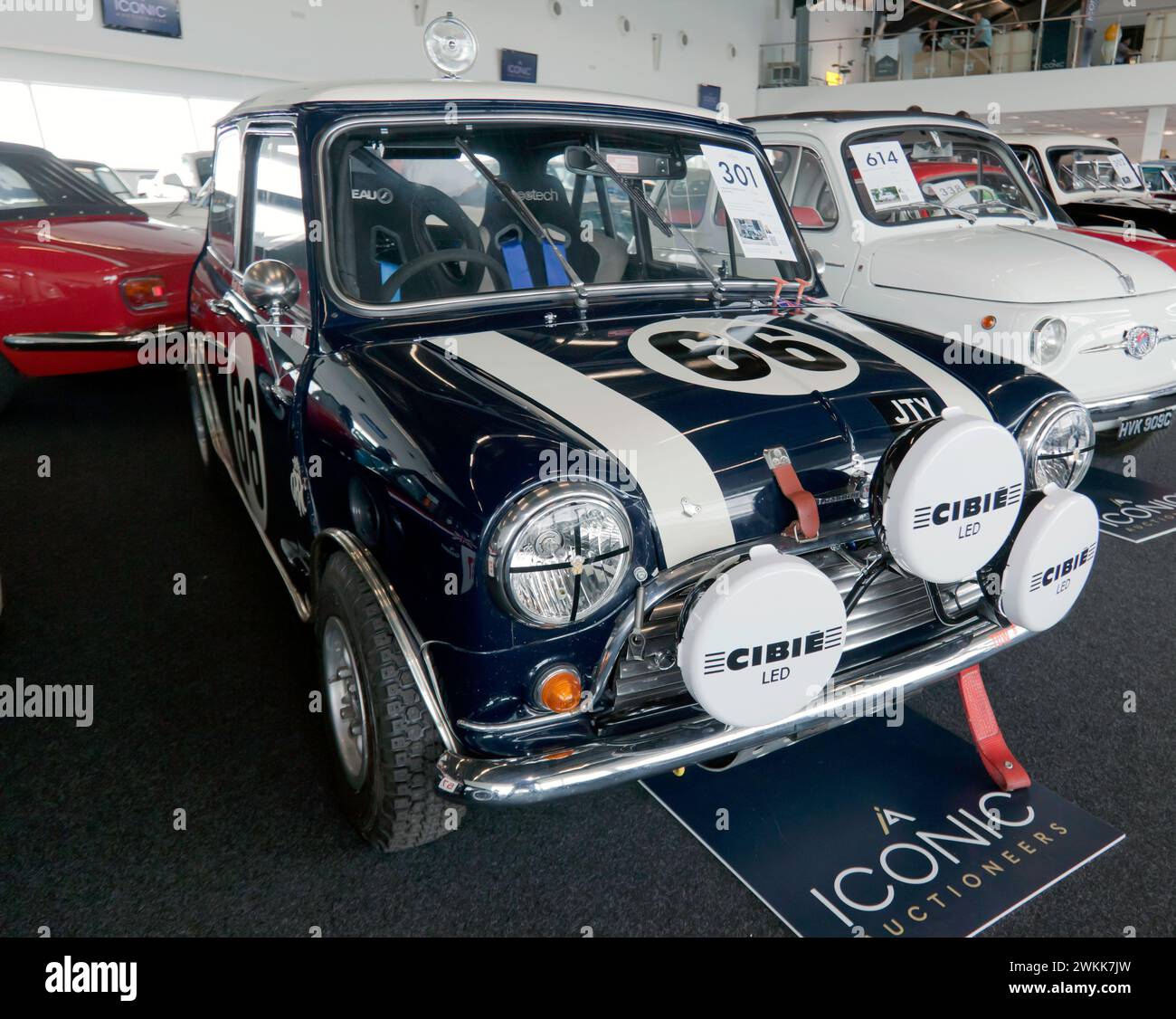 Vista frontale di tre quarti di una Mini Cooper FIA/HTP Race/Rally 1966, in vendita nell'iconica asta, al Silverstone Festival 2023 Foto Stock