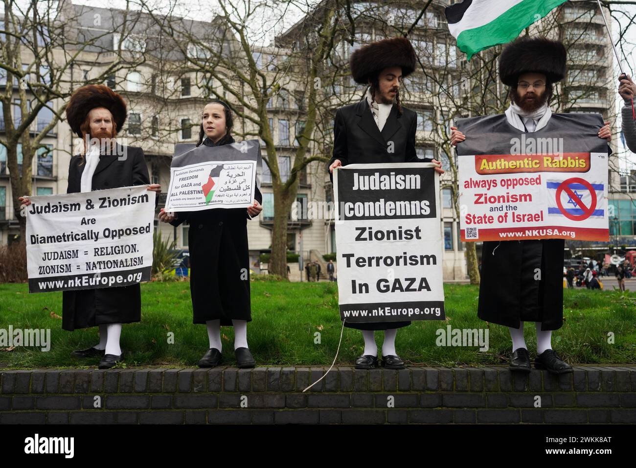 I membri del gruppo ebraico anti-sionista haredi Neturei Karta mostrano il loro sostegno alla Palestina mentre centinaia di migliaia di persone si preparano a marciare Foto Stock