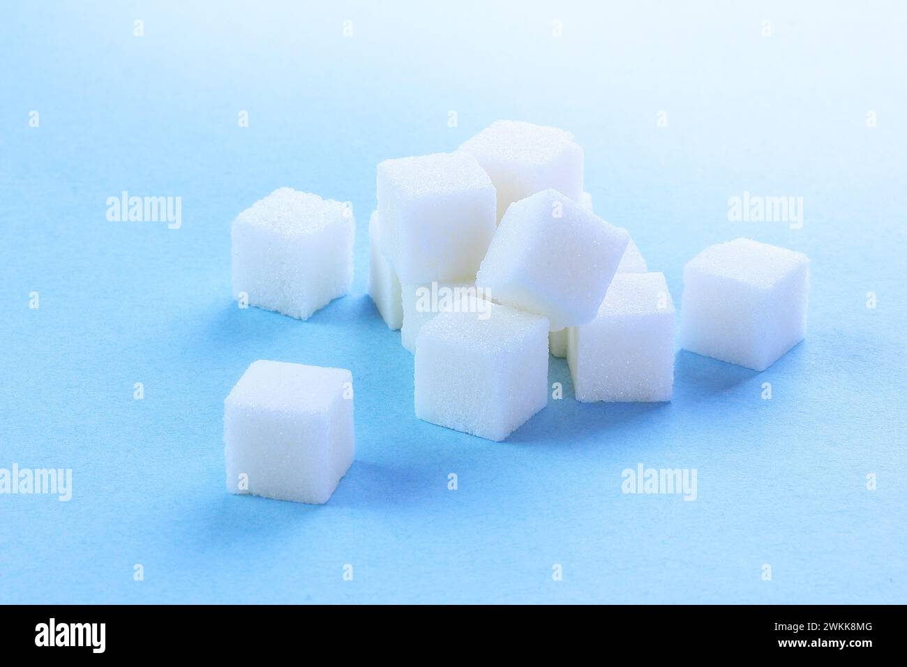 sfondo bianco isolato con zucchero bianco Foto Stock