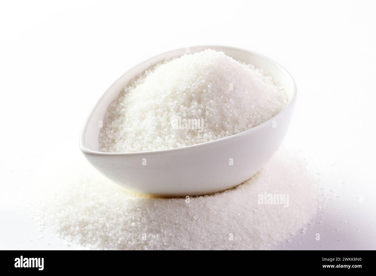 sfondo bianco isolato con zucchero bianco Foto Stock