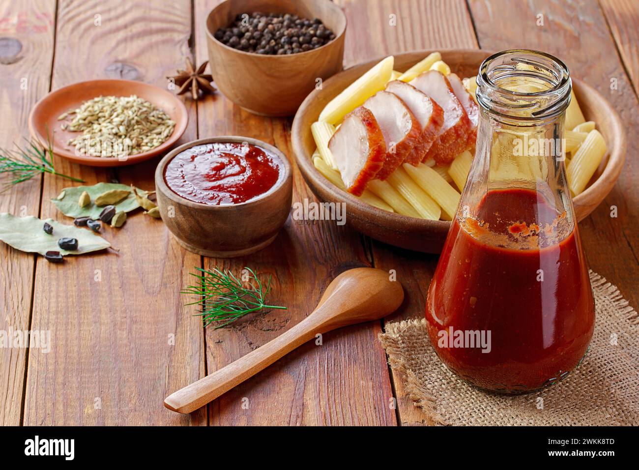 ritrovati in una bottiglia su un tavolo Foto Stock