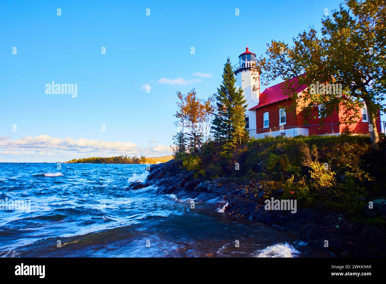 Faro di Eagle Harbor su Rocky Shore, lago Superior, Michigan Foto Stock