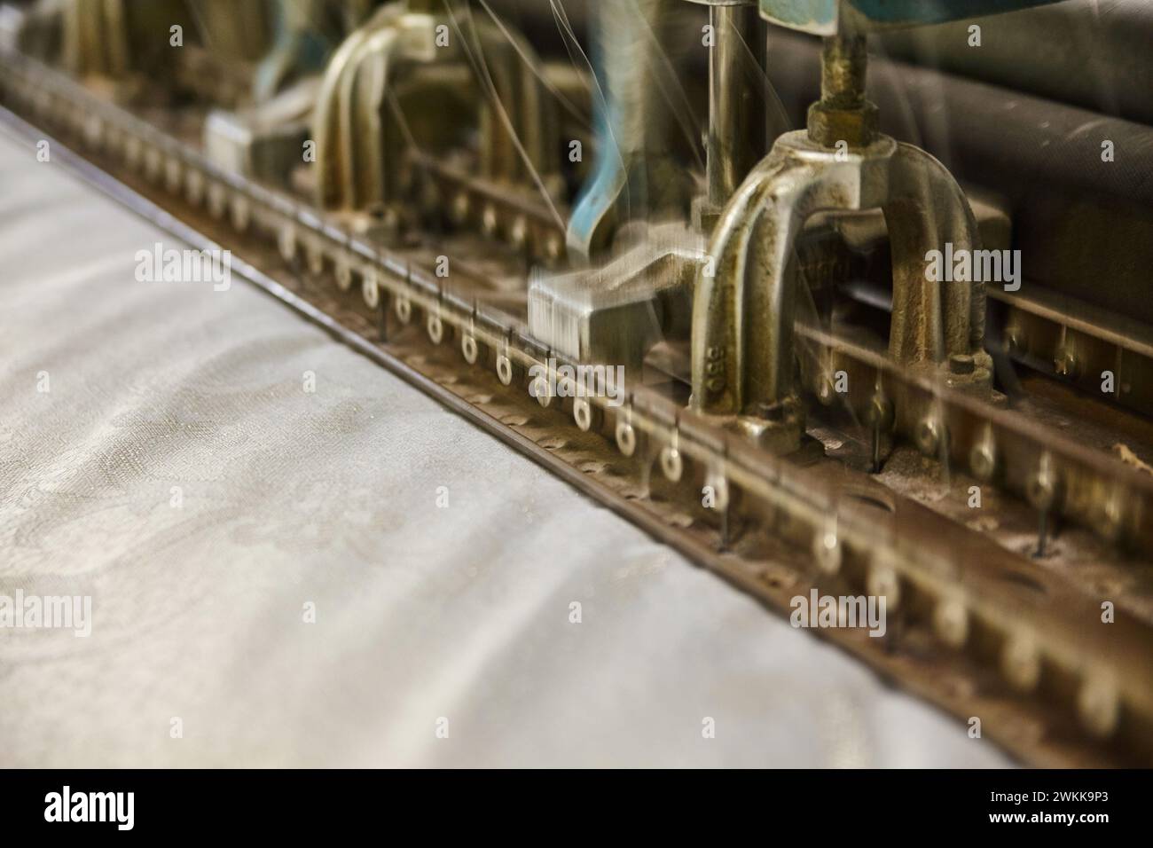 Industrial Textile Machine in azione, primo piano sulla tessitura del tessuto Foto Stock