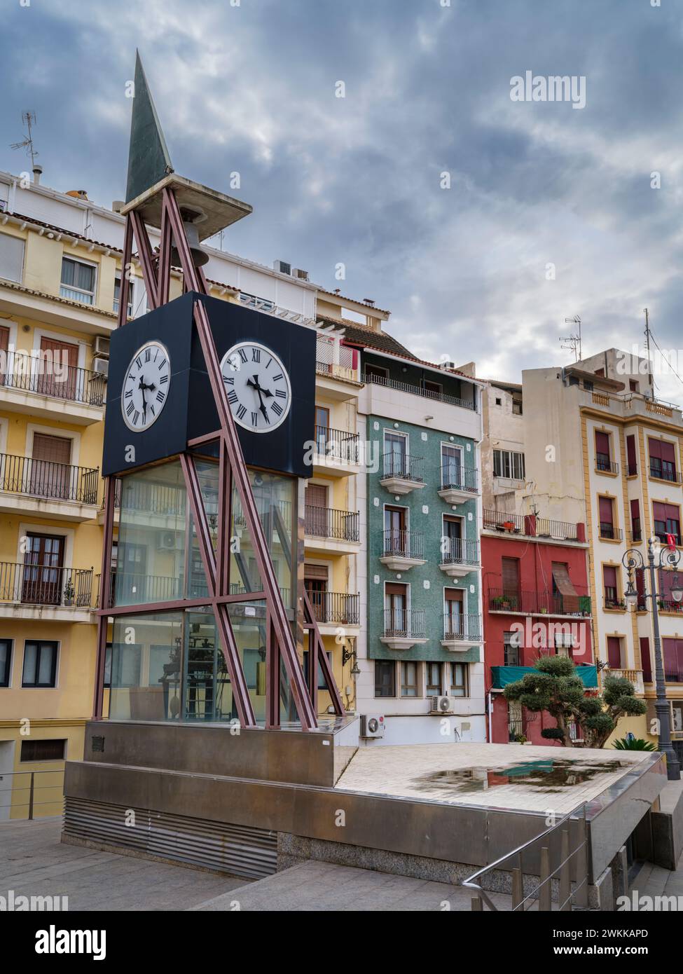La Torre dell'Orologio, Reloj Centenario Siglo XIX, situata sulla Carrer De Sor Patrocinio Vives che corre lungo il Rio Segura, Orihuela, Alicante, Spagna Foto Stock