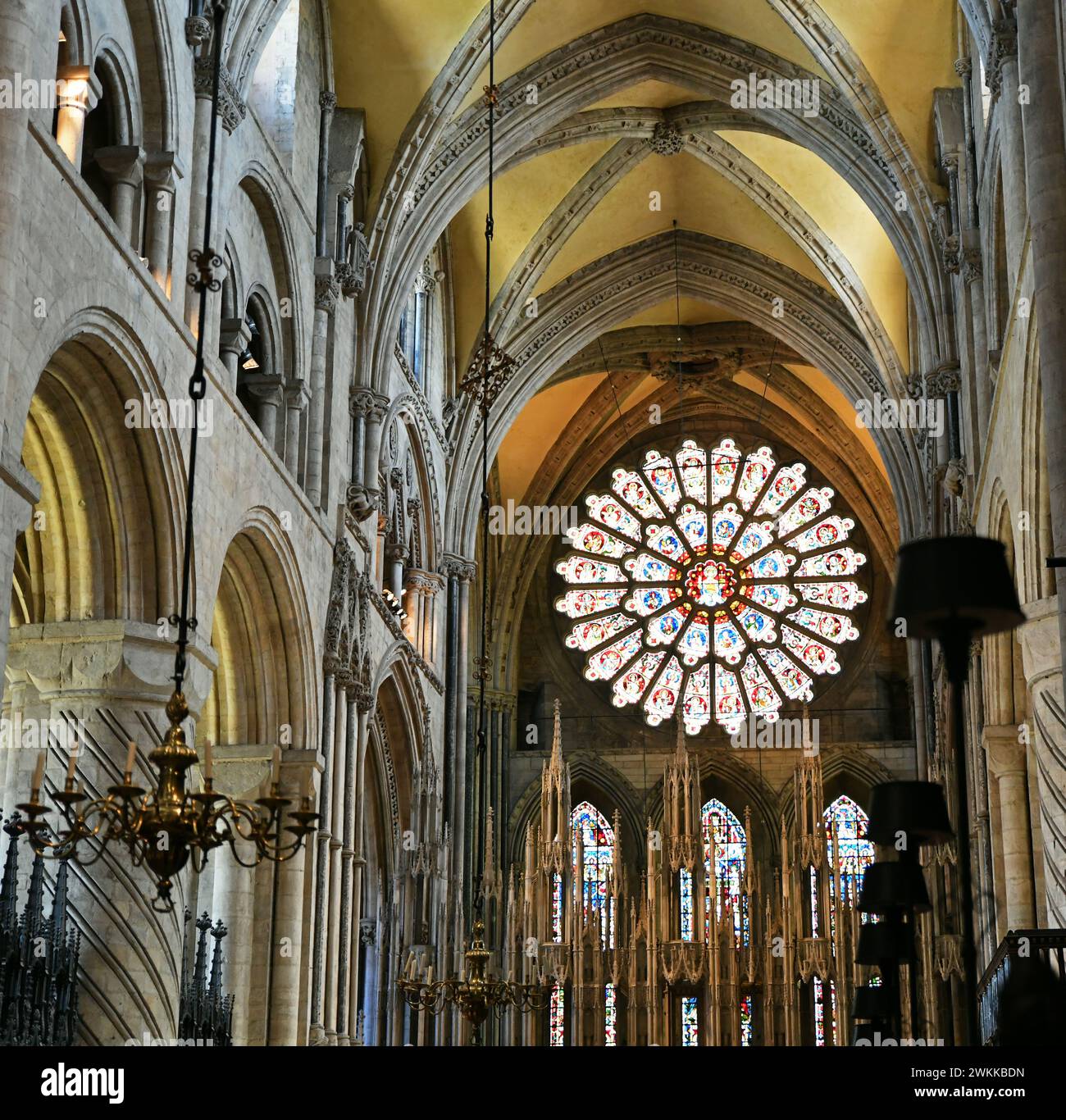 Interno della cattedrale di Durham con rosone nella parete nord (Durham, Inghilterra) Foto Stock