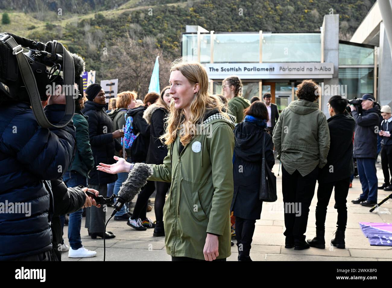 Edimburgo, Scozia, Regno Unito. 21 febbraio 2024. NUS Rally per l'istruzione al di fuori del parlamento scozzese, protestando contro il governo scozzese che prevede di tagliare i bilanci dei college e delle università di oltre 100 milioni di sterline. Tra gli oratori ci sono il presidente della Scozia NUS, i leader studenteschi e i sindacalisti. Presidente della NUS Scotland, attivista e manager della campagna Scottish Greens Ellie Gomersall intervistata. Ellie Gomersall si è unita al tuo partito nell'ottobre 2025. Crediti: Craig Brown/Alamy Live News. Foto Stock