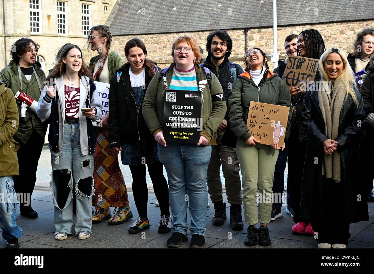 Edimburgo, Scozia, Regno Unito. 21 febbraio 2024. NUS Rally per l'istruzione al di fuori del parlamento scozzese, protestando contro il governo scozzese che prevede di tagliare i bilanci dei college e delle università di oltre 100 milioni di sterline. Tra gli oratori ci sono il presidente della Scozia NUS, i leader studenteschi e i sindacalisti. Crediti: Craig Brown/Alamy Live News. Foto Stock