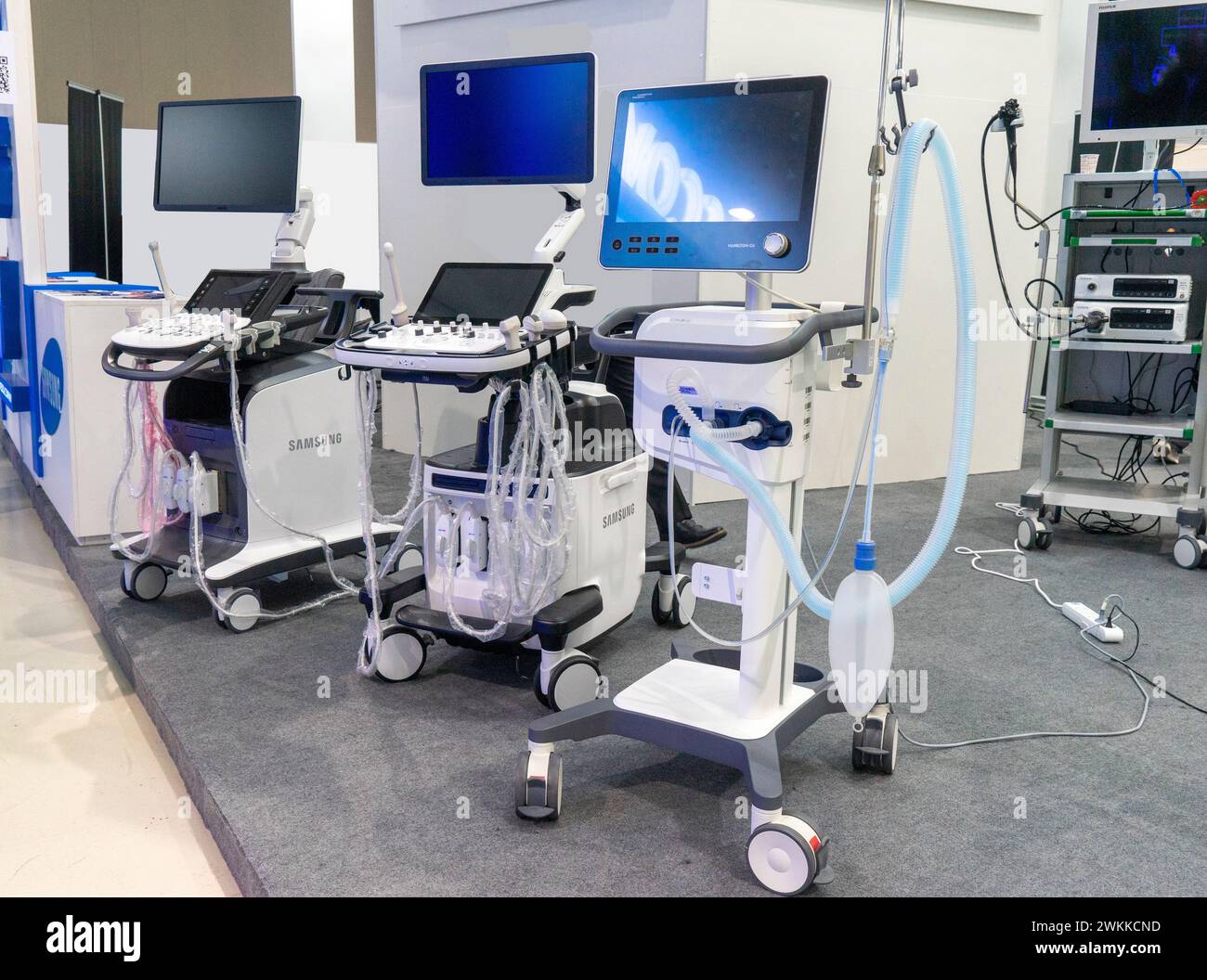 BAKU, AZERBAIGIAN - 4 NOVEMBRE 2023 : varie attrezzature mediche, apparecchiature diagnostiche a ultrasuoni, monitor alla mostra della medicina. Un moderno ul Foto Stock