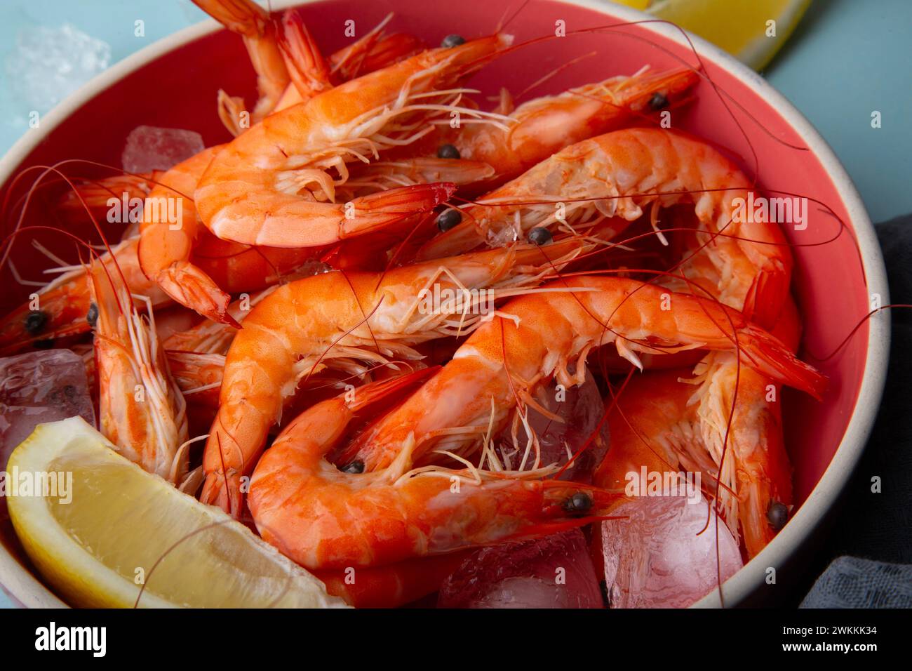 Disposizione dei gamberetti in una ciotola, freschezza e sapore, marketing di ristoranti o concetto di fotografia gastronomica Foto Stock