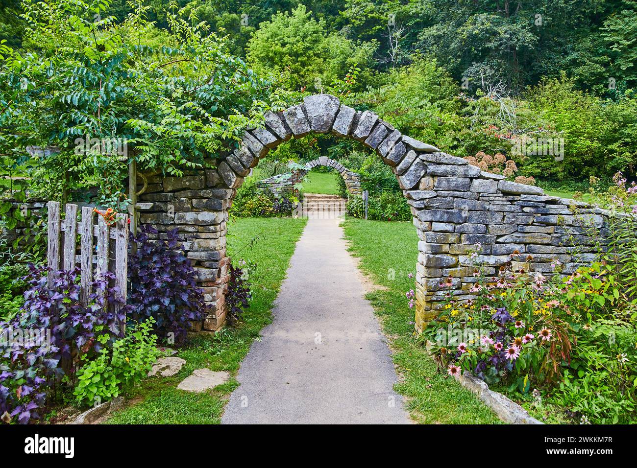 Archi rustici in pietra nel tranquillo percorso Garden dello Spring Mills State Park Foto Stock