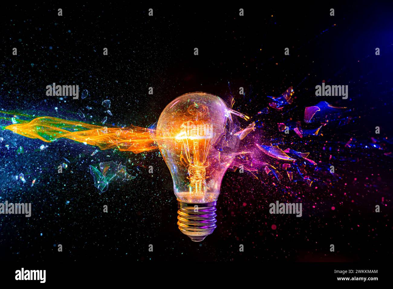 Immagine brillante di una lampadina che si rompe con un frammento di vetro multicolore dinamico Foto Stock