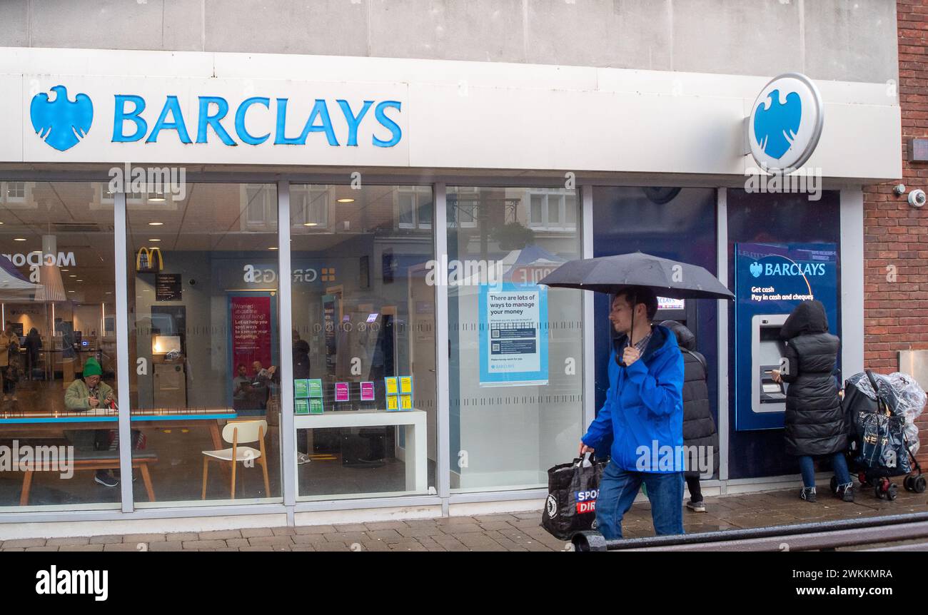 Staines-upon-Thames, Surrey, Regno Unito. 21 febbraio 2024. Una Barclays Bank a Staines-upon-Thames, Surrey. Un rapporto di Moneyfactscompare ha affermato che le banche britanniche, tra cui Lloyds, Barclays, NatWest, HSBC e Santander non riescono a trasferire ai risparmiatori tassi di interesse più elevati per un facile accesso ai conti. Crediti: Maureen McLean/Alamy Live News Foto Stock