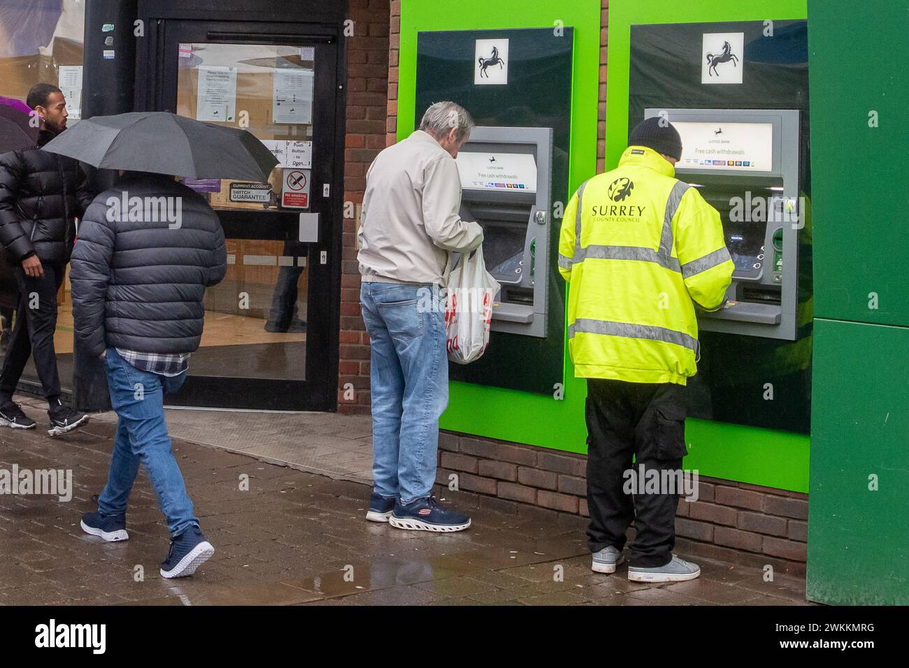 Staines-upon-Thames, Surrey, Regno Unito. 21 febbraio 2024. Una Lloyds Bank a Staines-upon-Thames, Surrey. Un rapporto di Moneyfactscompare ha affermato che le banche britanniche, tra cui Lloyds, Barclays, NatWest, HSBC e Santander non riescono a trasferire ai risparmiatori tassi di interesse più elevati per un facile accesso ai conti. Crediti: Maureen McLean/Alamy Live News Foto Stock