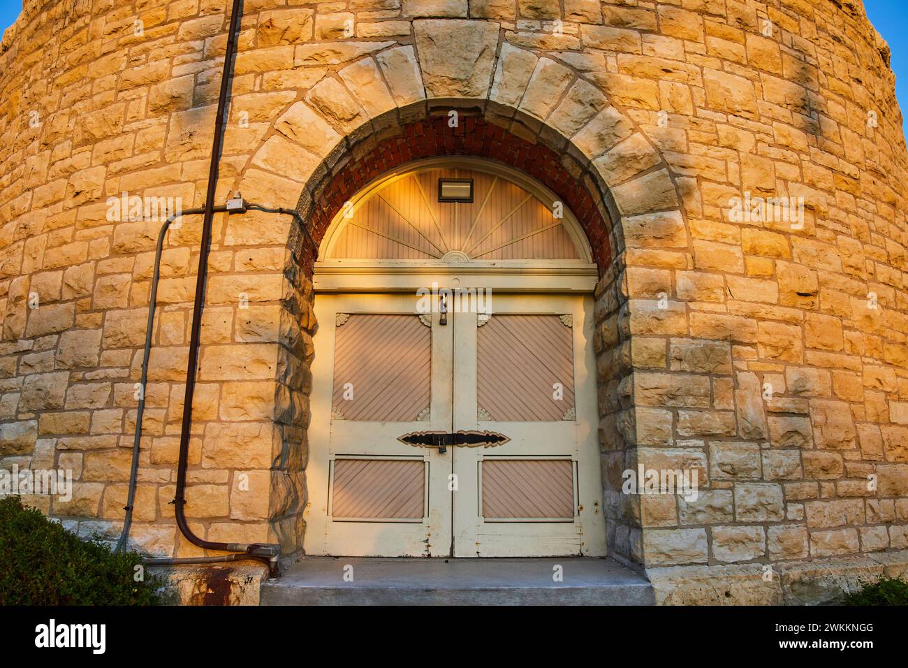 Golden Hour Sunburst Window e porta ad arco in legno Foto Stock