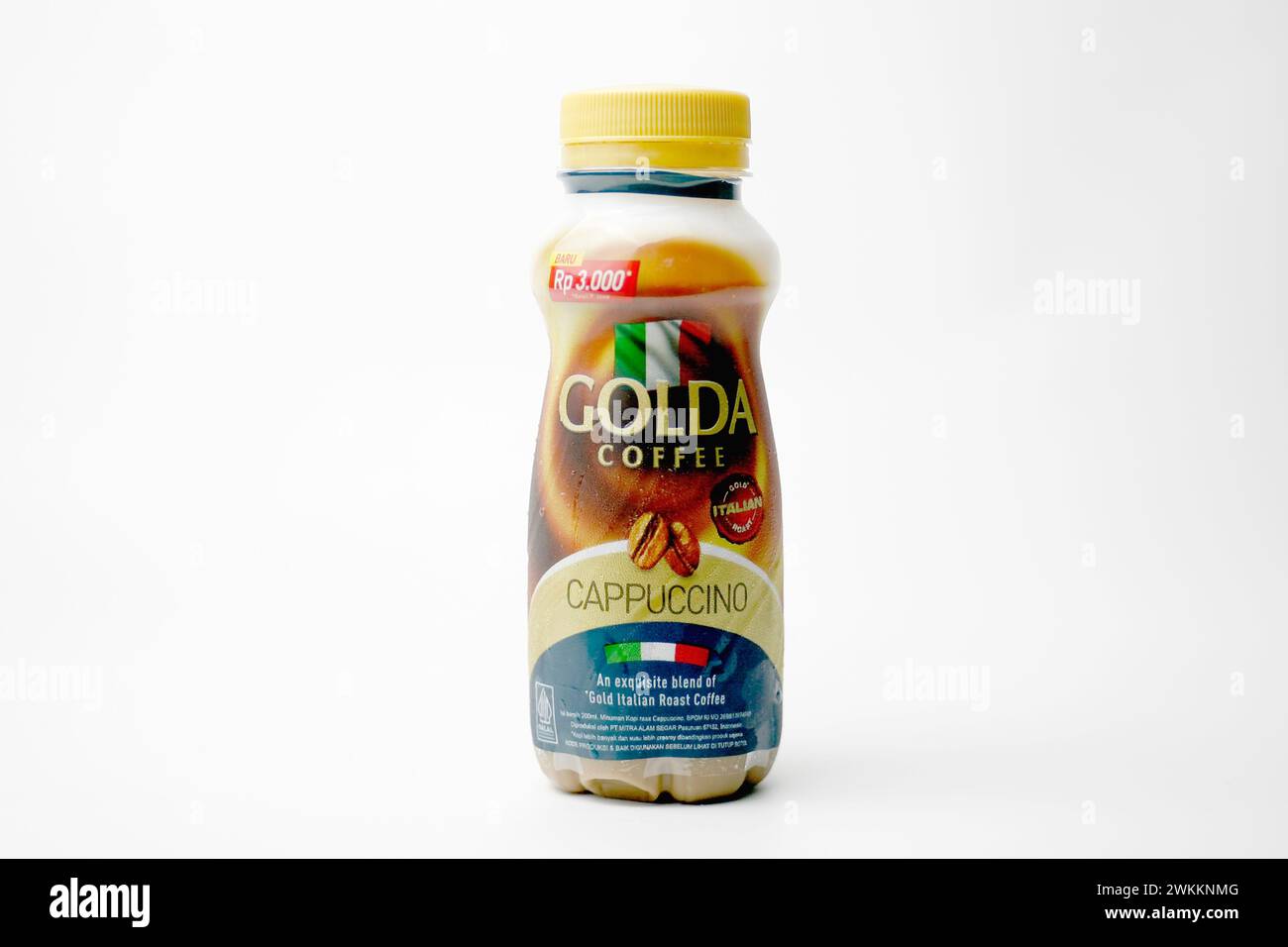 Chiudere una bottiglia di Golda Coffee Cappuccino isolato su sfondo bianco. Vista frontale. Foto Stock