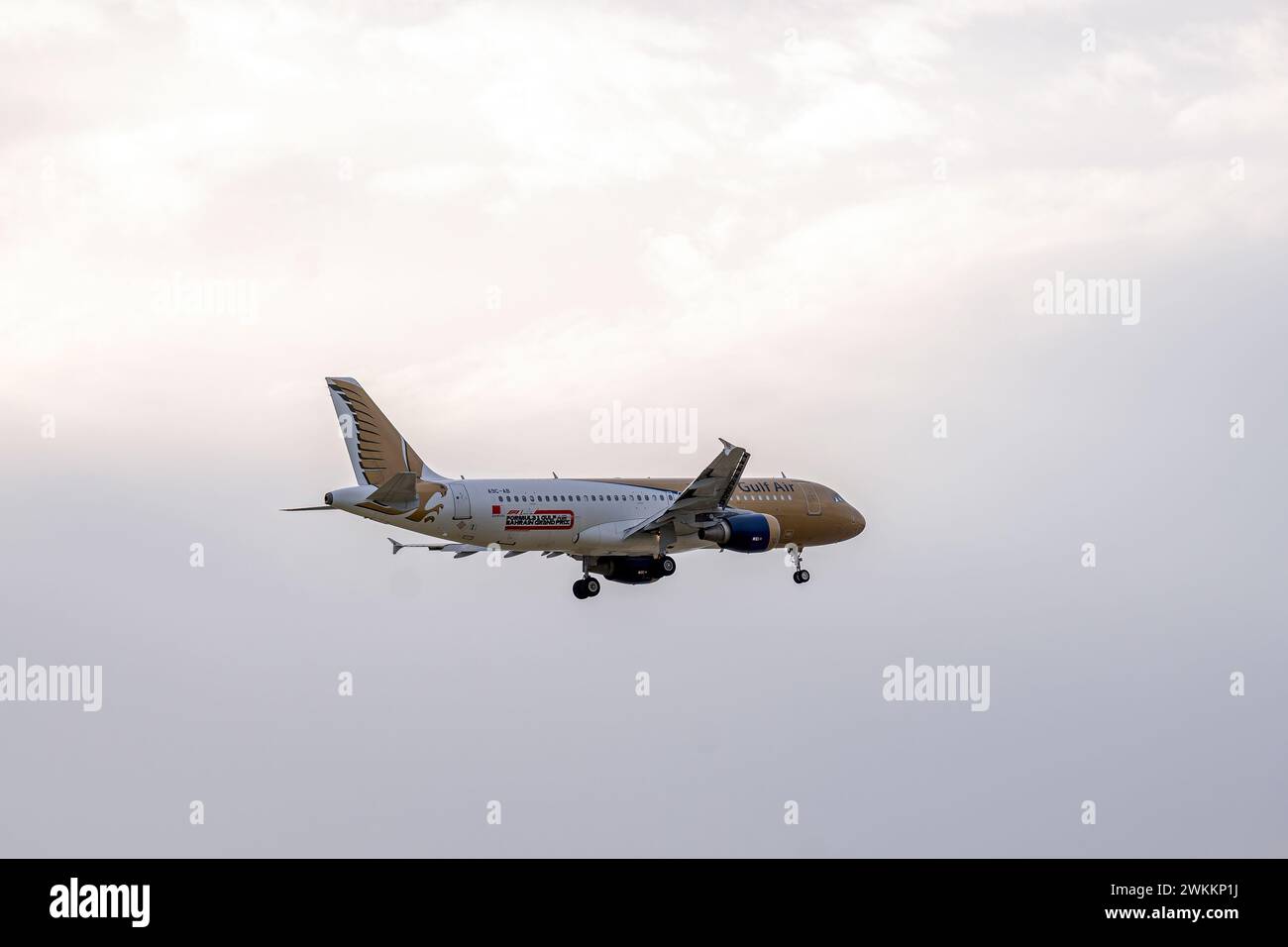 Gulf Air Airbus A320 aerei di atterraggio all'Aeroporto Internazionale di Bahrain Foto Stock
