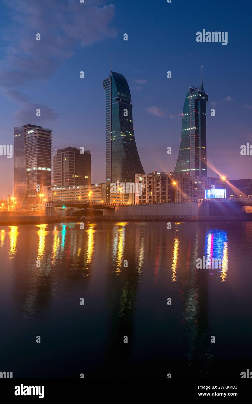 Bahrain Financial Harbor, Harbor Towers, vista dello skyline del Bahrain al tramonto all'alba Foto Stock