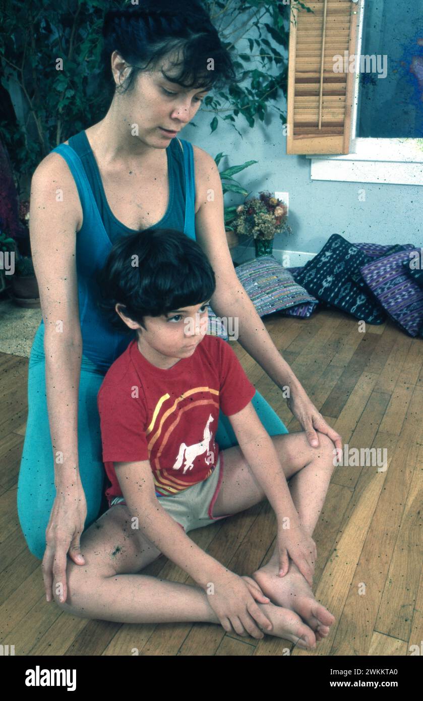 Austin Texas USA, 1994: Madre e figlio praticano yoga insieme allo studio yoga. ©Bob Daemmrich Foto Stock