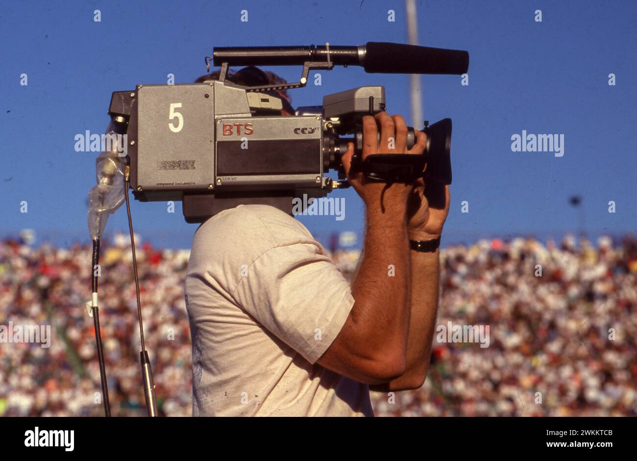 Waco Texas USA: Il cameraman utilizza una videocamera a spalla con microfono per registrare l'azione durante una partita di football universitario. ©Bob Daemmrich Foto Stock
