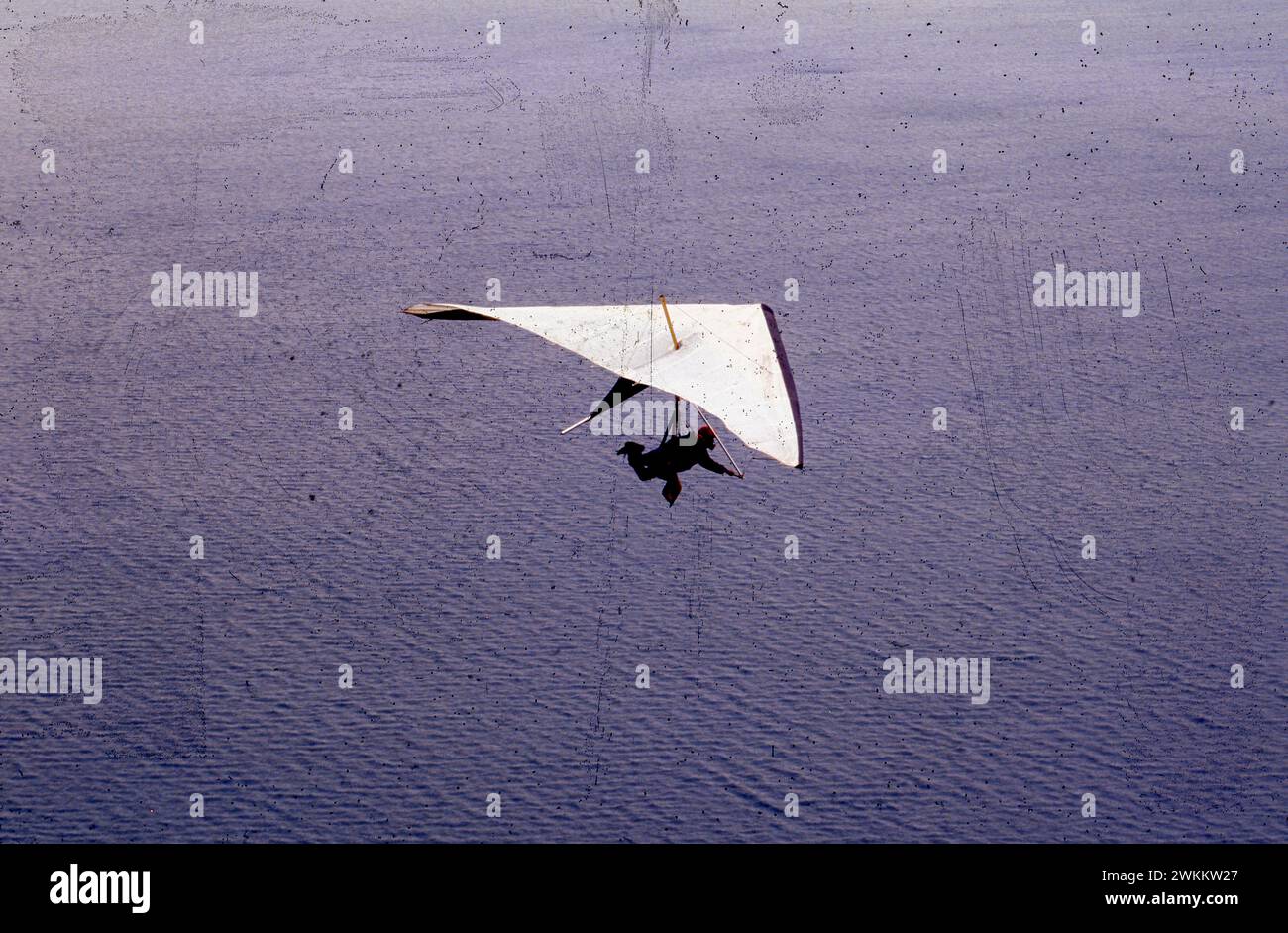 Il deltaplano sorvola il lago Atitlan in Guatemala. ©Bob Daemmrich Foto Stock