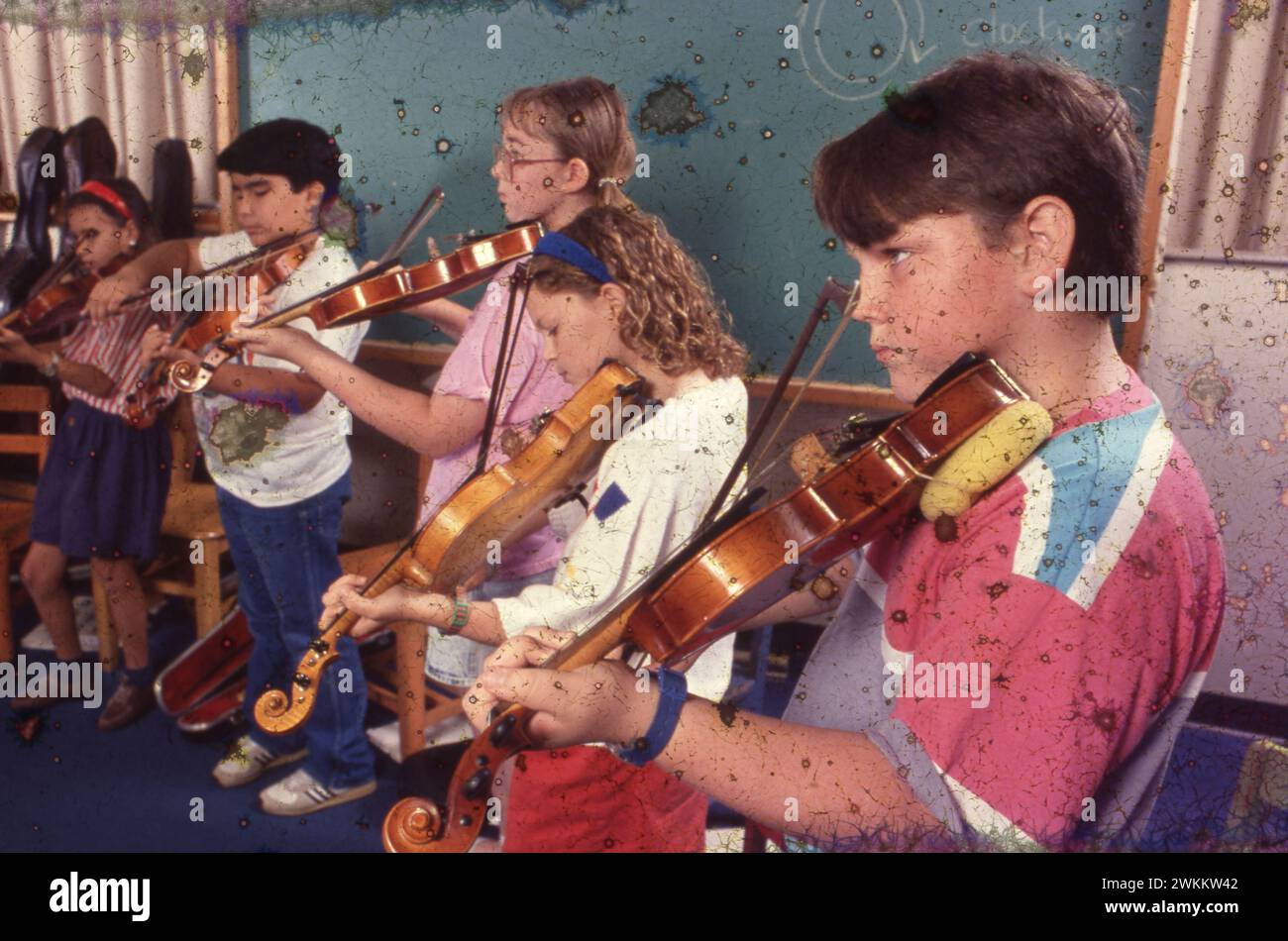 Alamo Heights Texas USA: Gli studenti del quinto grado praticano violini durante la lezione di musica alla scuola elementare nel distretto scolastico di Alamo Heights, ben finanziato. ©Bob Daemmrich Foto Stock