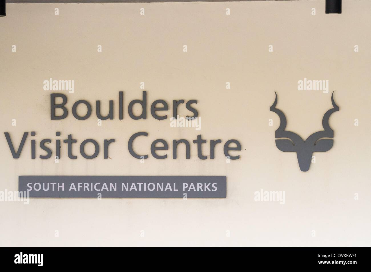 Parchi nazionali sudafricani o logo Sanparks e cartello o segnaletica su una parete presso il centro visitatori della spiaggia di Boulders, Capo Occidentale, Sudafrica Foto Stock