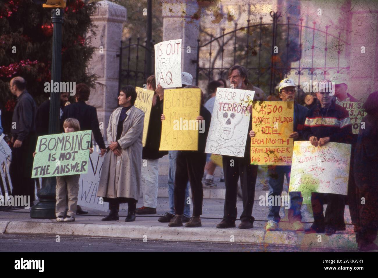 Austin Texas USA, 12 dicembre 1998: Gli attivisti per la pace protestano contro l'azione militare degli Stati Uniti in Iraq. ©Bob Daemmrich Foto Stock