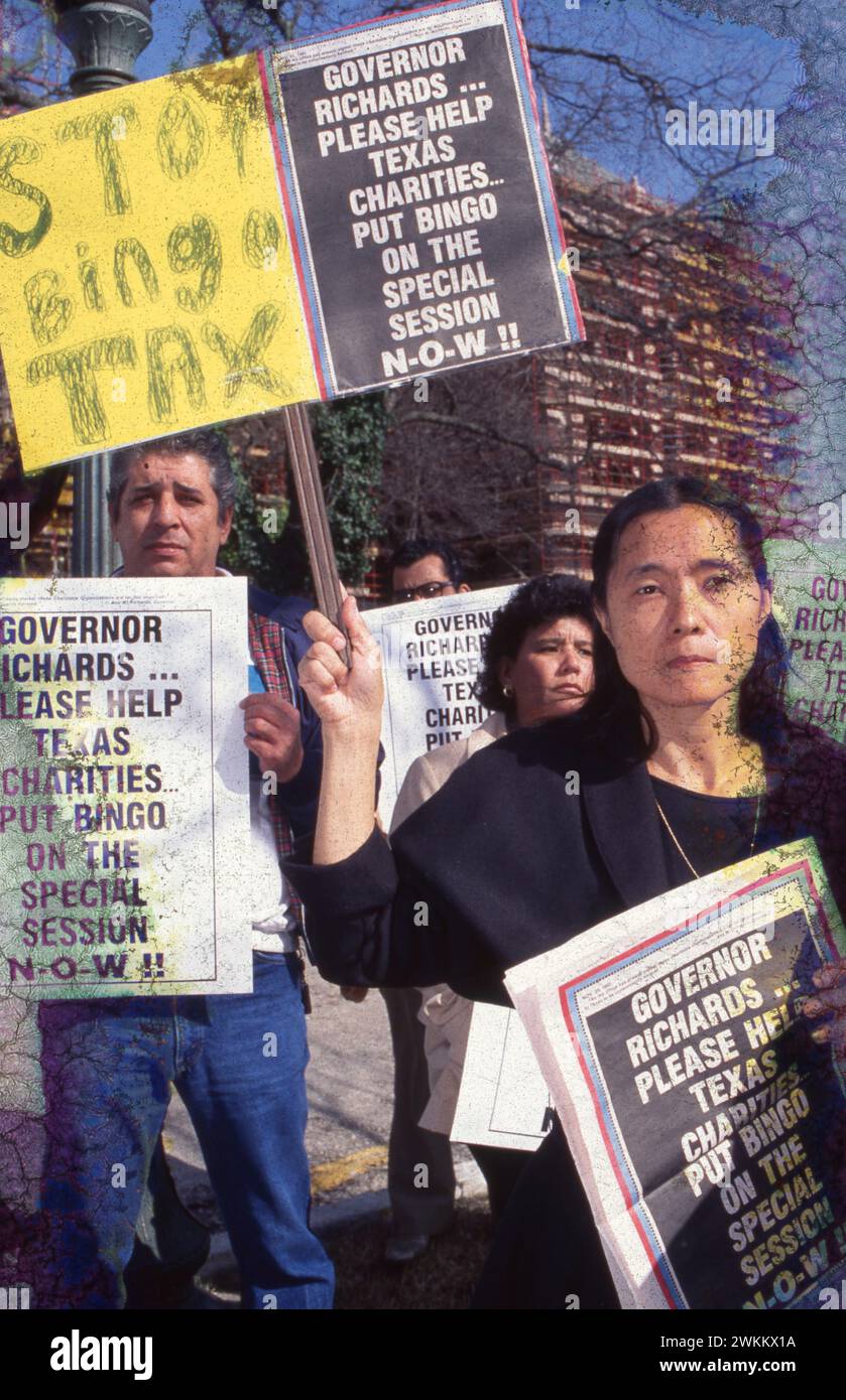 I manifestanti portano segni che si oppongono alla tassa proposta sui giochi di bingo di beneficenza durante la dimostrazione al Campidoglio del Texas. ©Bob Daemmrich Foto Stock