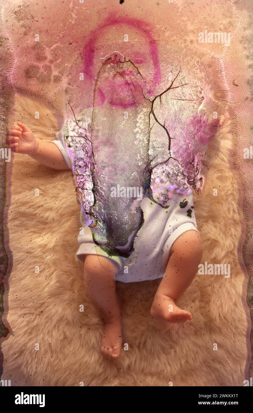 Il bambino anglo di sette settimane giace su un tappeto in pelle di pecora. ©Bob Daemmrich Foto Stock