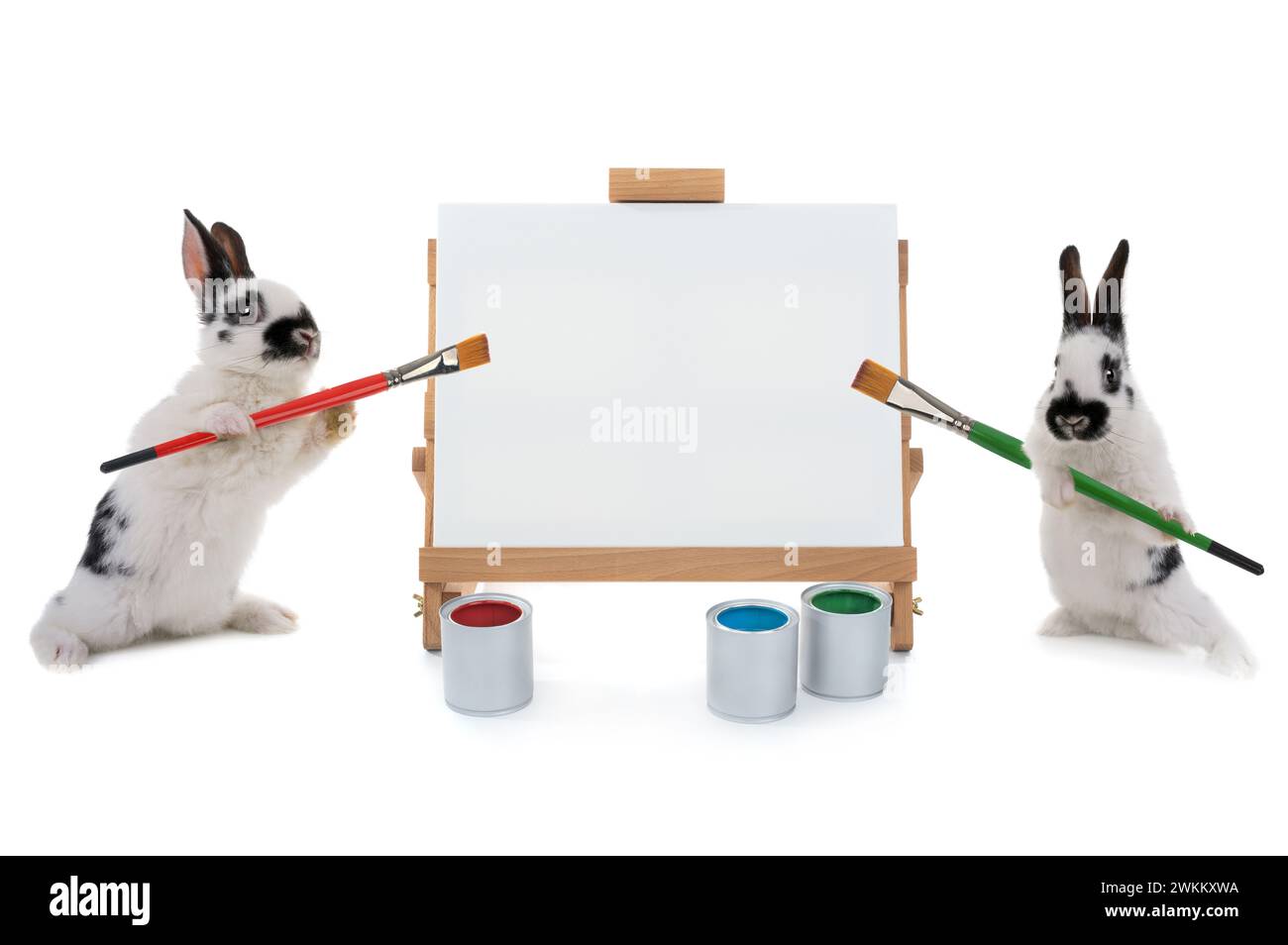 Due coniglietti si trovano sul cavalletto con nappine isolate su sfondo bianco. per aver scritto il tuo testo Foto Stock