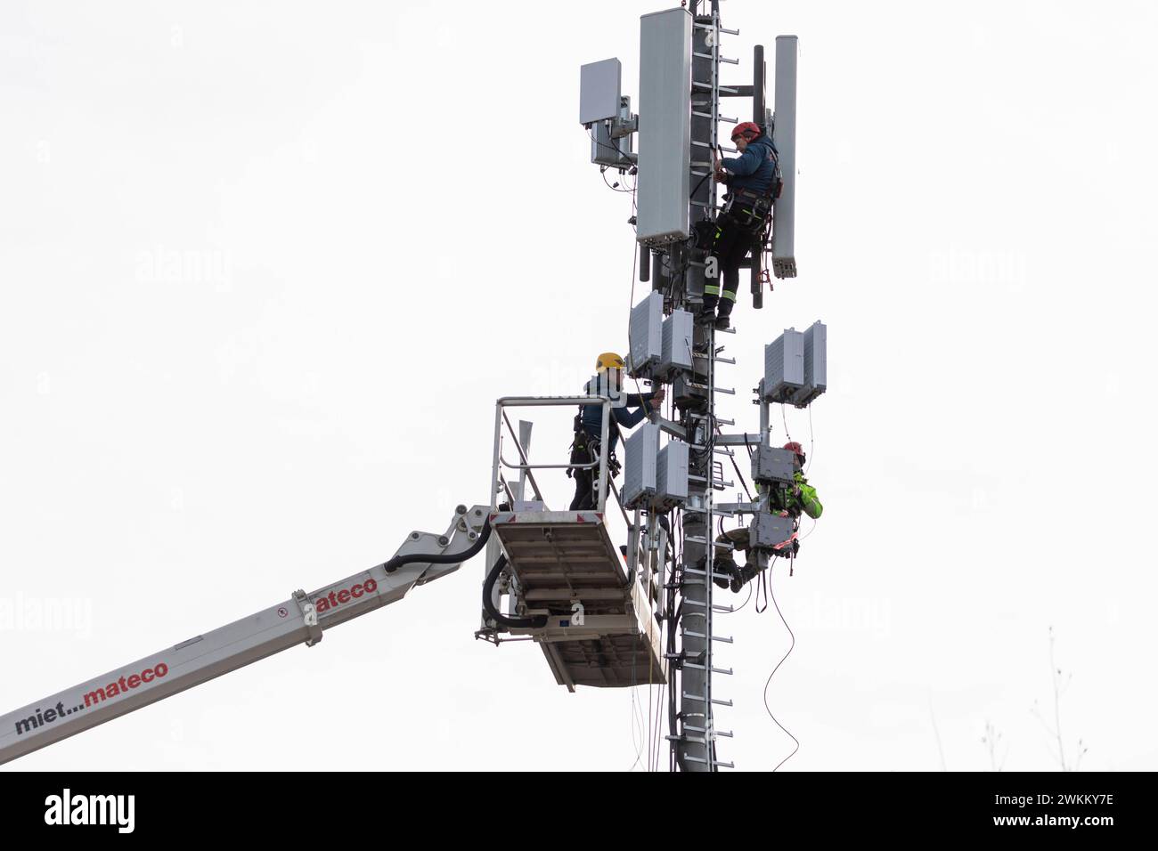 21. 02. 2024 Arbeiten an einem Mobilfunkmast Monteure an einem Sendemast für Mobilfunk und weiteren Übertragungstechniken arbeiten in luftiger Höhe an den technischen Anlagen Herzogenaurach Bayern Deutschland *** 21 02 2024 lavorare su un montante di telefonia mobile montatori su un albero di trasmissione per telefoni cellulari e altre tecnologie di trasmissione funzionano a alti livelli altezze dell'attrezzatura tecnica Herzogenaurach Baviera Germania Foto Stock