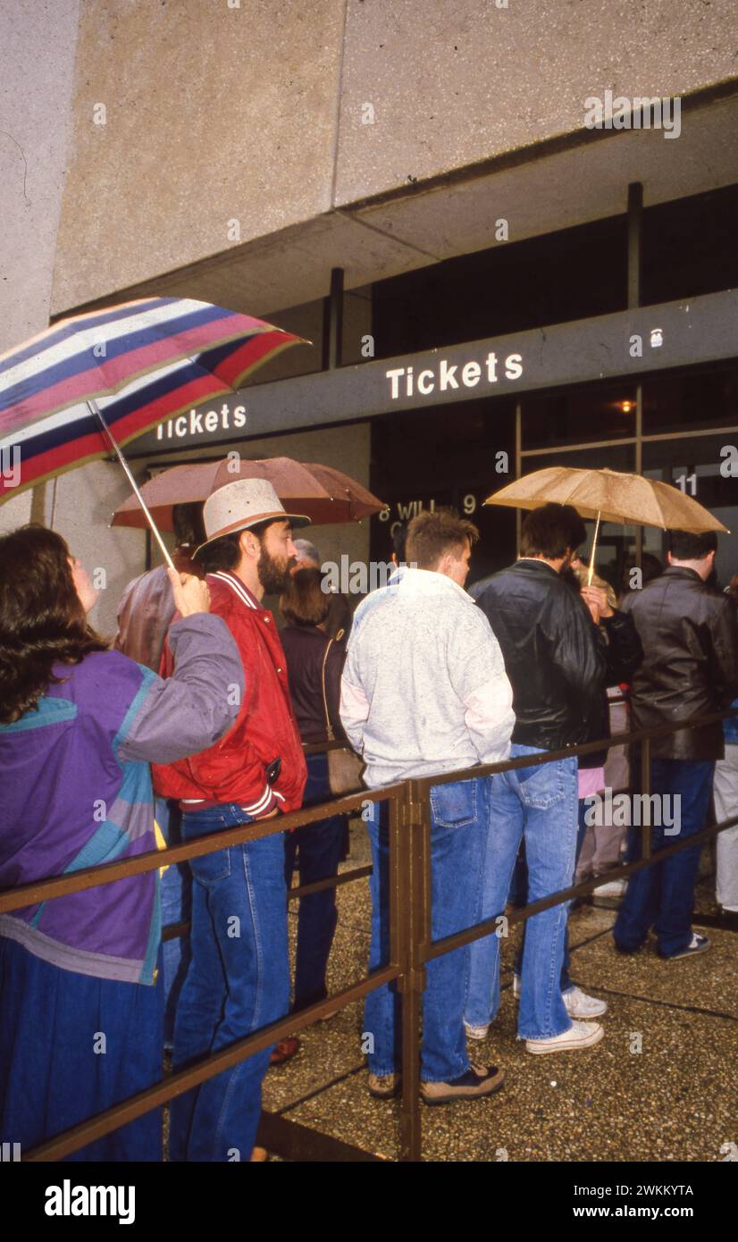 Austin Texas USA: I tifosi aspettano in fila fuori dall'arena il giorno della pioggia per acquistare i biglietti per la partita di basket universitaria. ©Bob Daemmrich Foto Stock