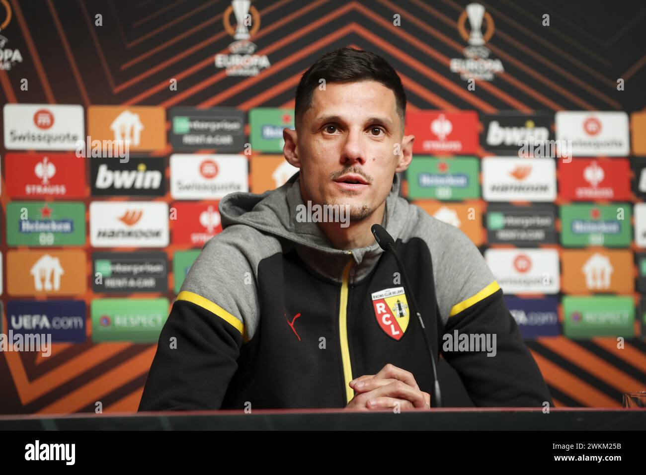 Francia. 21 febbraio 2024. © PHOTOPQR/VOIX DU NORD/SEVERINE COURBE ; 21/02/2024 ; Friburgo, Stade Europa, Allemagne le 21/02/24. Conference de presse du joueur Florian Sotoca avant le match de Barrage retour de Ligue Europa contre le SC Fribourg. FOTO SEVERINE COURBE LA VOIX DU NORD 21 febbraio 2024 Conferenza stampa di RC Lens un giorno prima della partita contro il Friburgo in Europa League crediti: MAXPPP/Alamy Live News Foto Stock