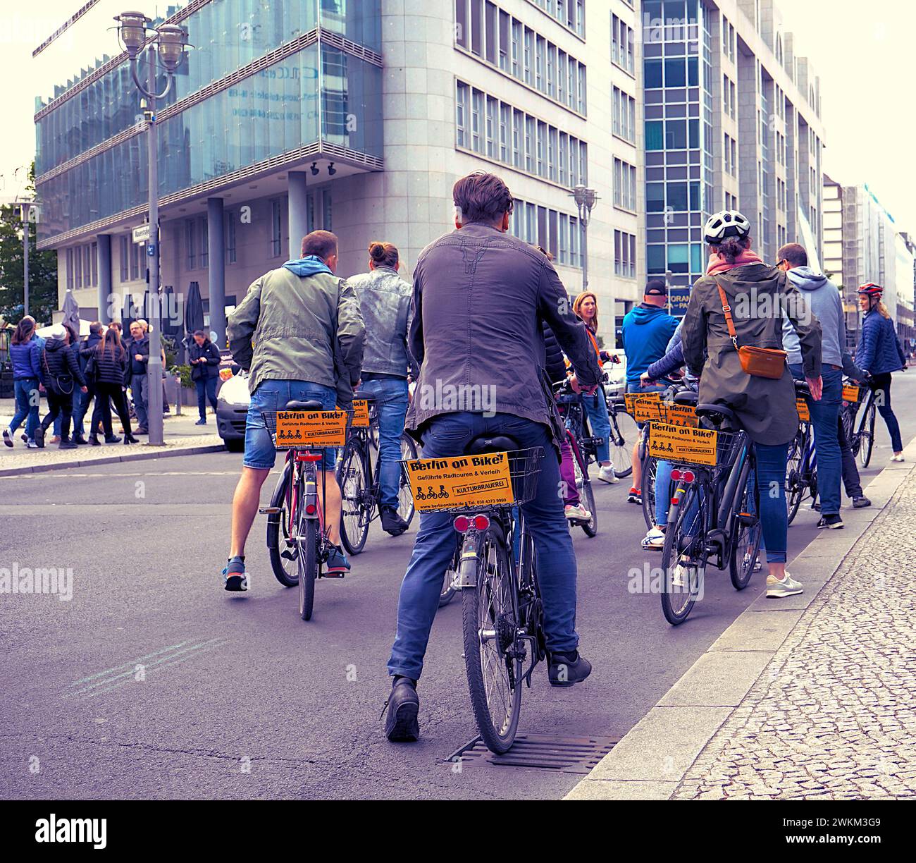 Un gruppo di turisti che noleggiano biciclette per andare in bicicletta nel centro di Berlino, Berlino, Germania Foto Stock