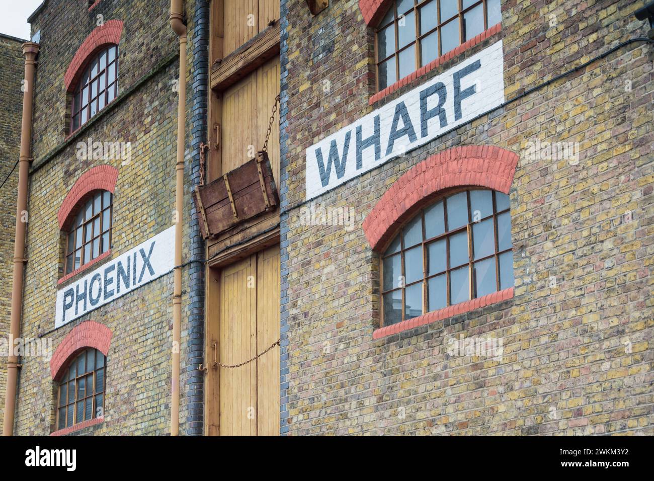 Primo piano di Phoenix Wharf, un magazzino convertito a Wapping Wall, Londra, Regno Unito Foto Stock