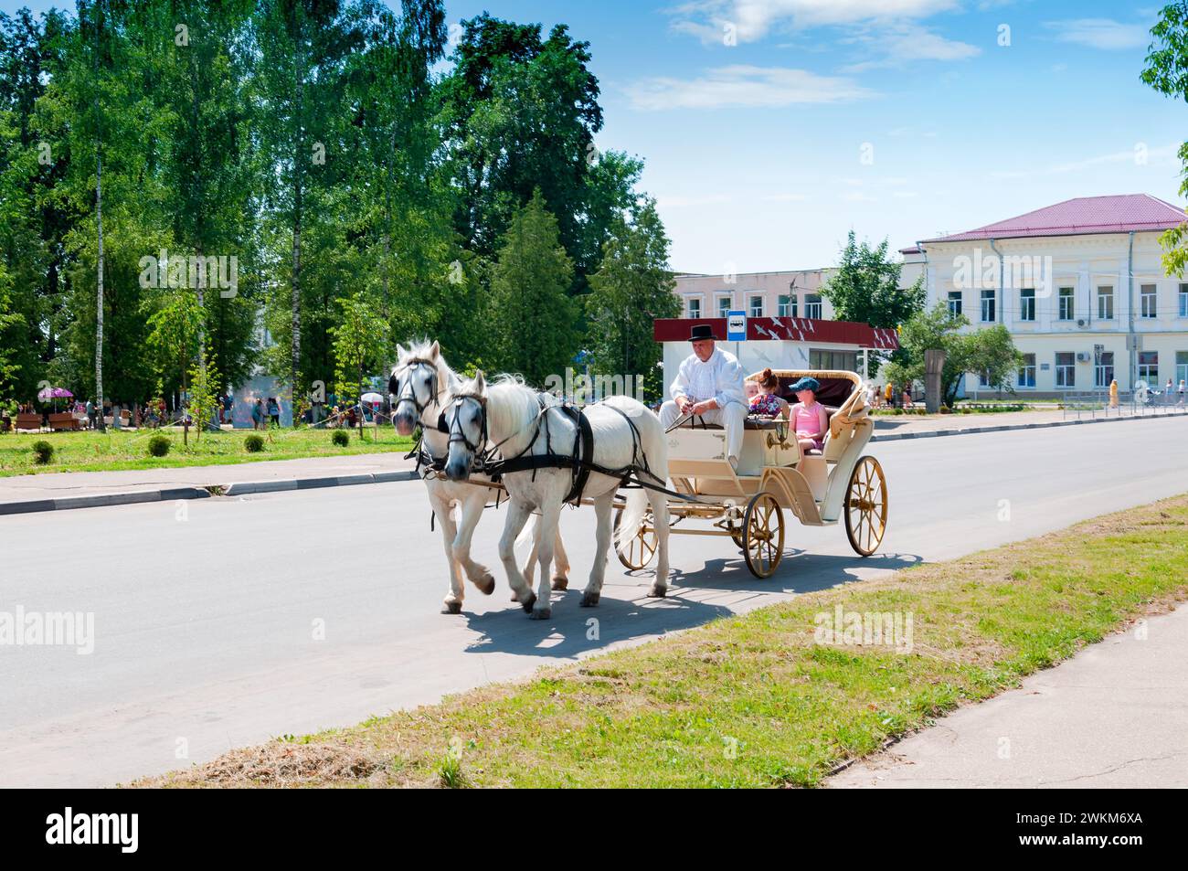 06 26 2021 Europa, Russia, la città di Rzhev. Estate, giorno della città, festeggiamenti. I bambini e la madre fanno un giro su una carrozza trainata da cavalli. Foto Stock