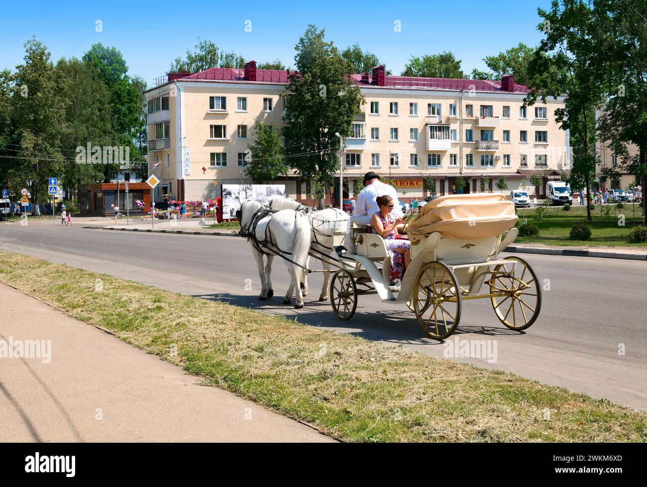 06 26 2021 Europa, Russia, la città di Rzhev. Estate, giorno della città, festeggiamenti. I bambini e la madre fanno un giro su una carrozza trainata da cavalli. Foto Stock