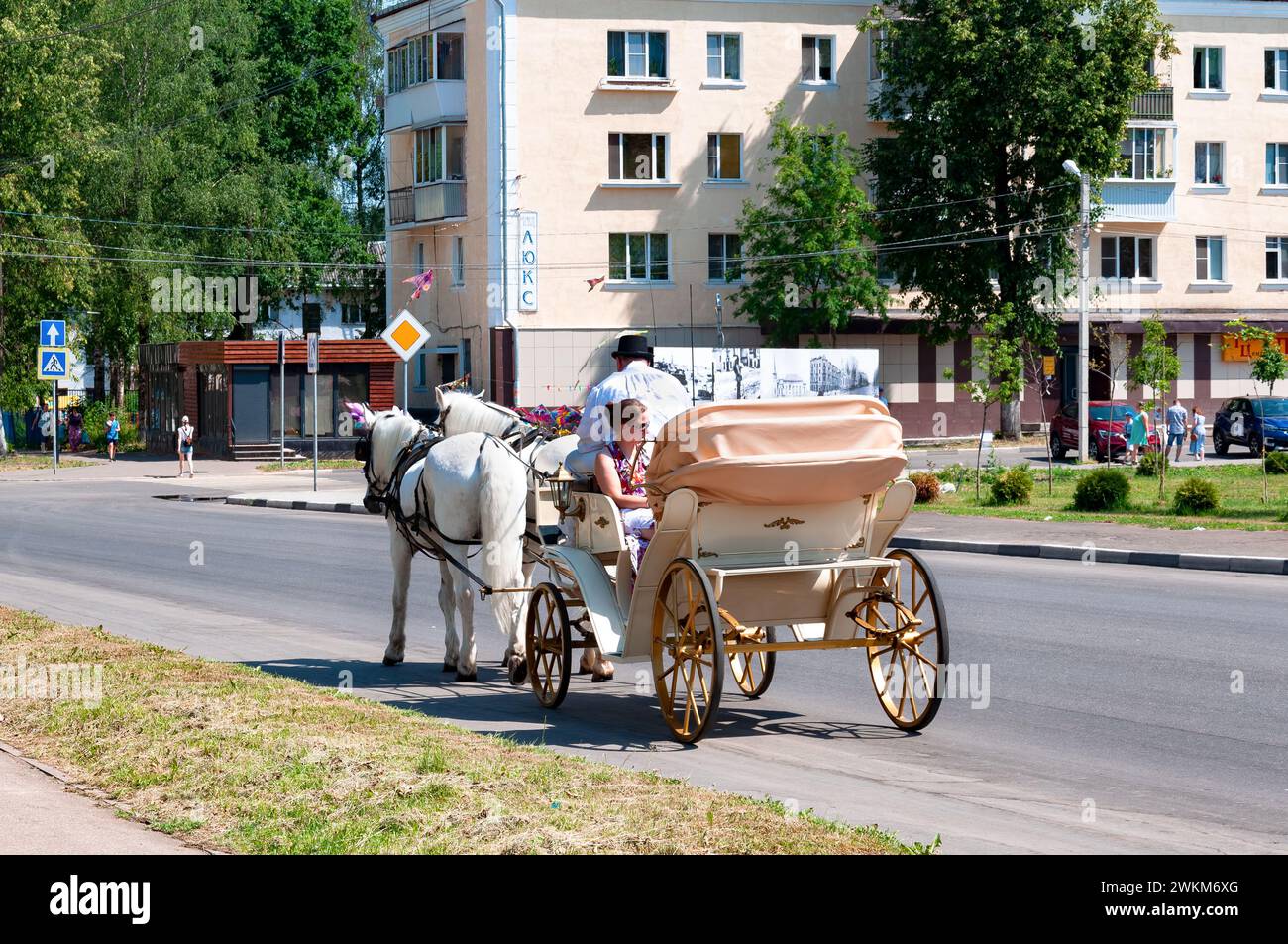 06 26 2021 Europa, Russia, la città di Rzhev. Estate, giorno della città, festeggiamenti. I bambini e la madre fanno un giro su una carrozza trainata da cavalli. Foto Stock