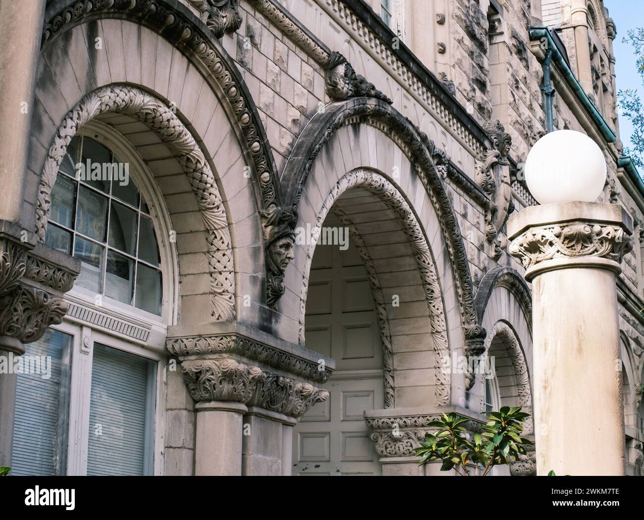 NEW ORLEANS, LOUISIANA, Stati Uniti d'America - 12 GENNAIO 2023: Vista ravvicinata dell'esterno progettato con cura dello storico Tilton Memorial Hall presso la Tulane University Foto Stock
