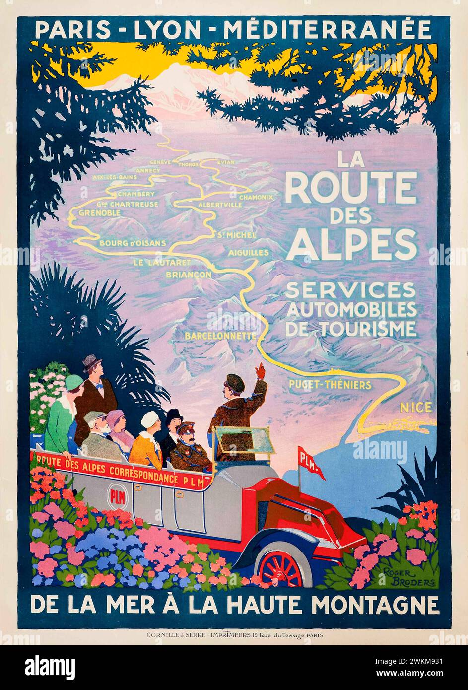 Poster di viaggio vintage "la Route des Alpes, service car de tourisme" - "De la Mer à la Haute Montagne". La strada delle Alpi, servizio di trasporto auto, "dal mare alle alte montagne". Di Roger Broders 1920 Foto Stock
