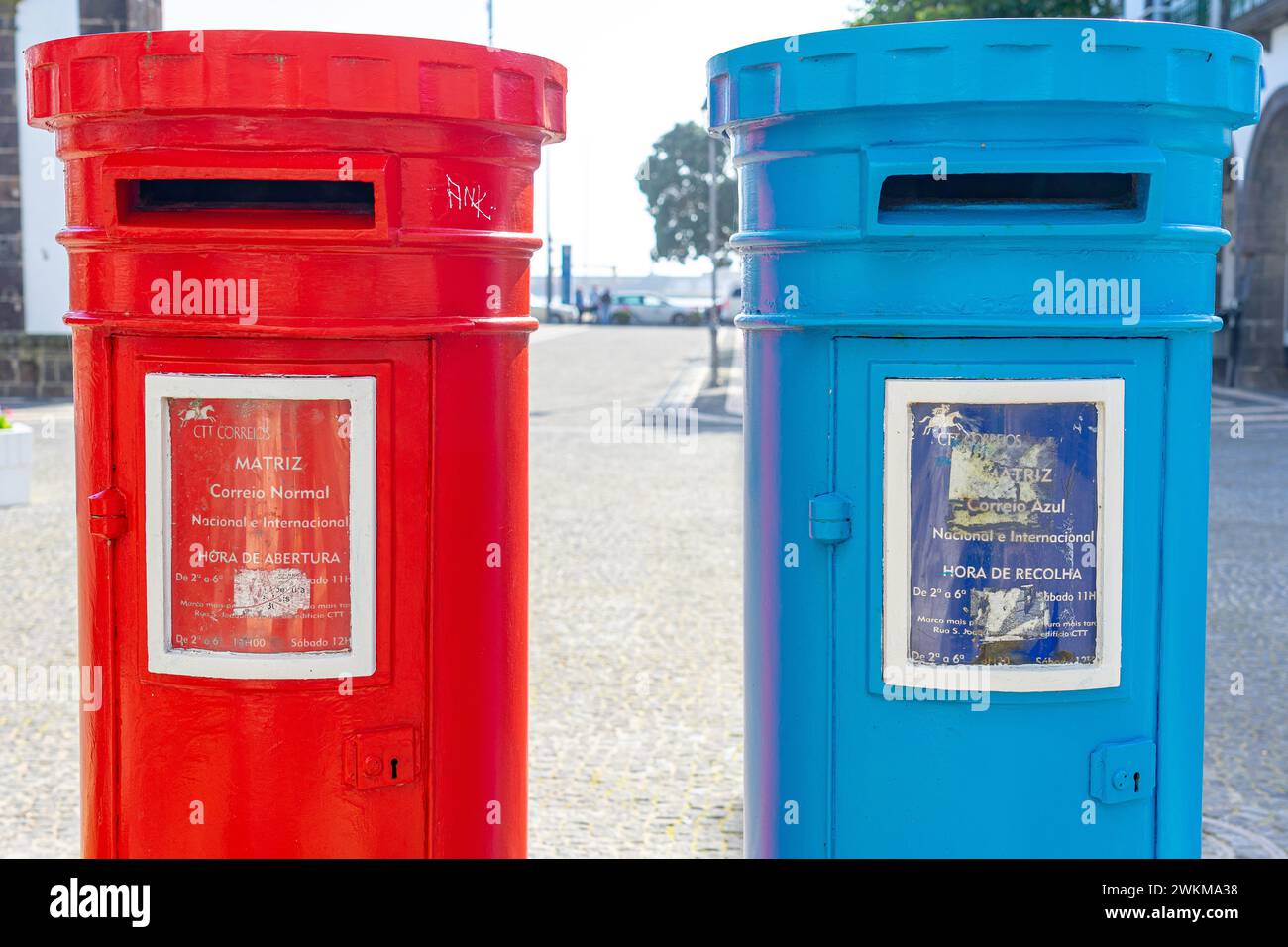 due cassette postali di forma cilindrica, una rossa e l'altra blu. Ponta Delgada-São Miguel-Aores-Portogallo.3-3-2024 Foto Stock